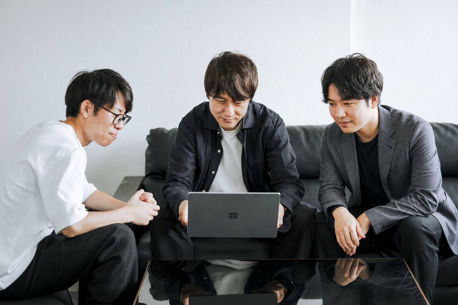 REDISH のメンバーが働く様子